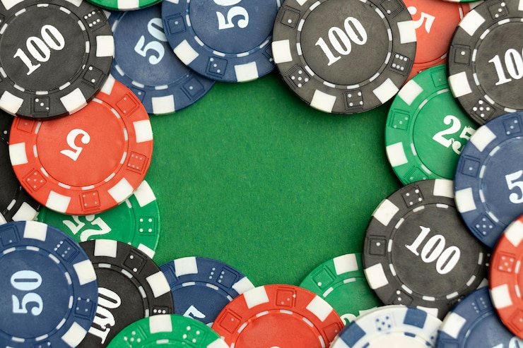 Tampilan tabel roulette dengan meja taruhan dan penanda nomor pemenang